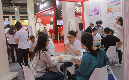 美博士工作人員為客戶介紹產品