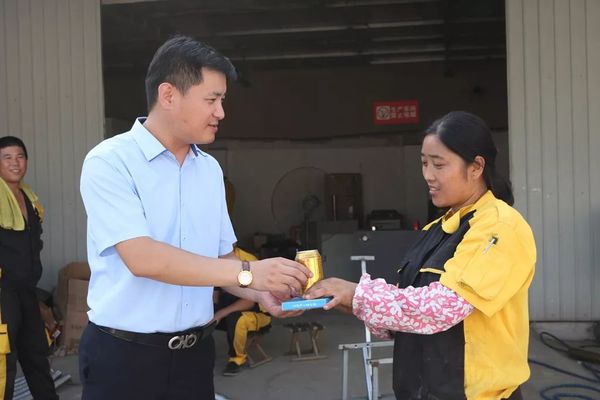 乾港集團(tuán)高層慰問(wèn)一線員工 乾港集團(tuán)高層慰問(wèn)一線員工