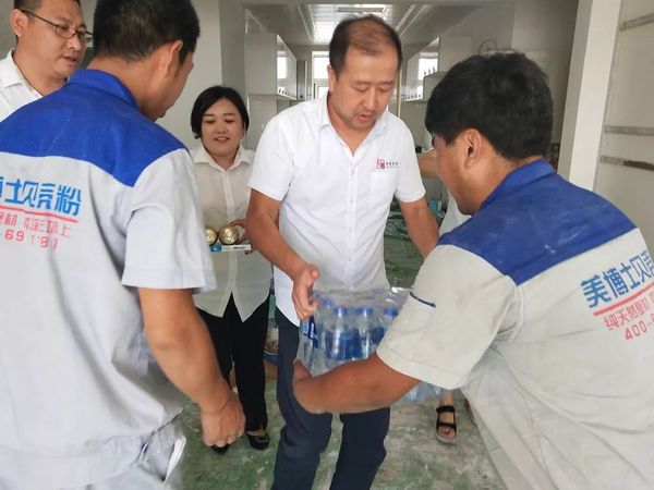 乾港集團(tuán)高層慰問(wèn)一線員工 乾港集團(tuán)高層慰問(wèn)一線員工