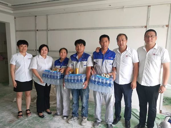 乾港集團(tuán)高層慰問(wèn)一線員工 乾港集團(tuán)高層慰問(wèn)一線員工